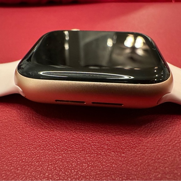 Series 5 Apple Watch - Rose Gold + 3 bands - Picture 7 of 13